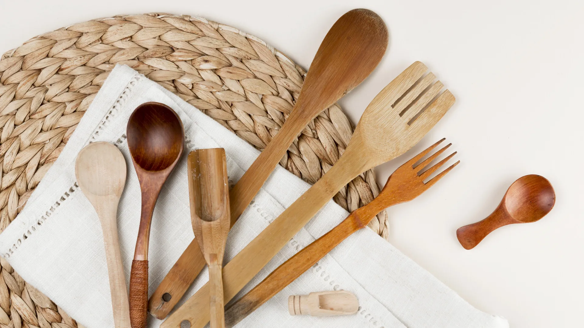 top-view-ecological-brushes-bamboo-kitchen-tools